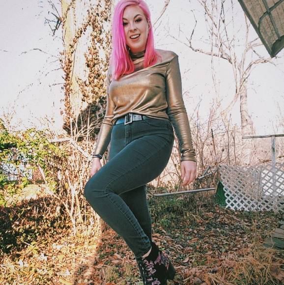 Meet your Posher, Taylor - Picture 4 of 5